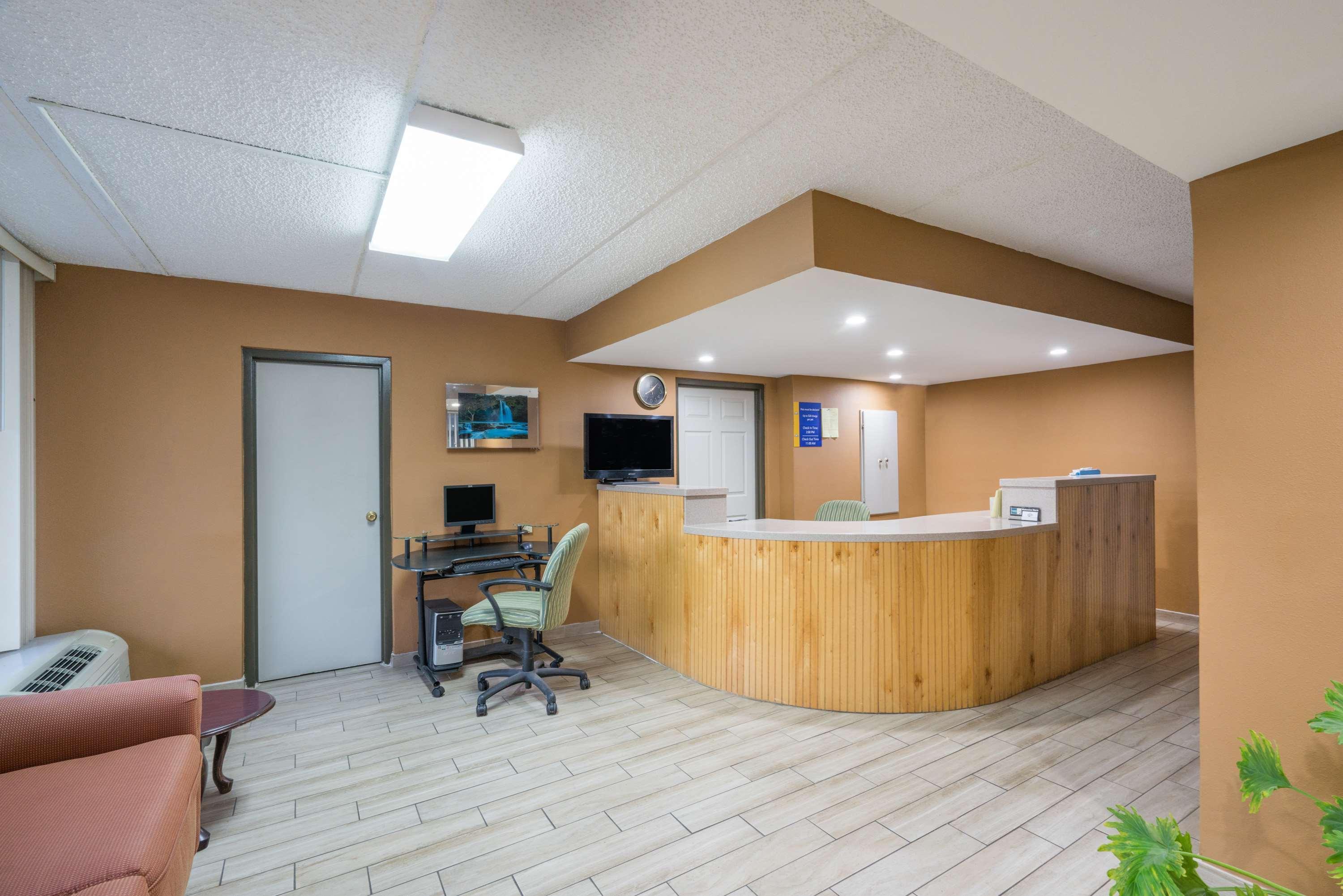 Days Inn By Wyndham Hurricane Mills Eksteriør bilde
