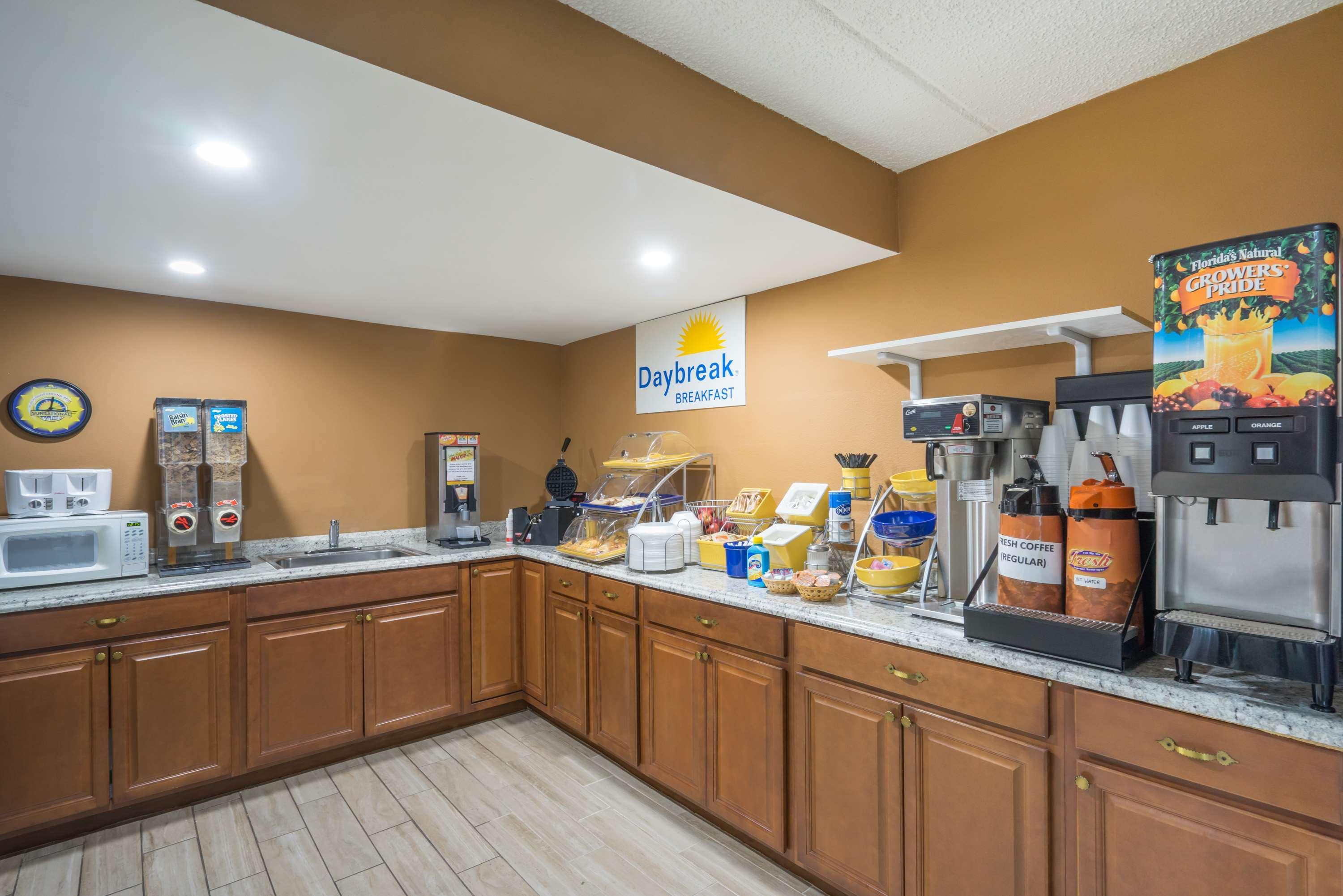 Days Inn By Wyndham Hurricane Mills Eksteriør bilde