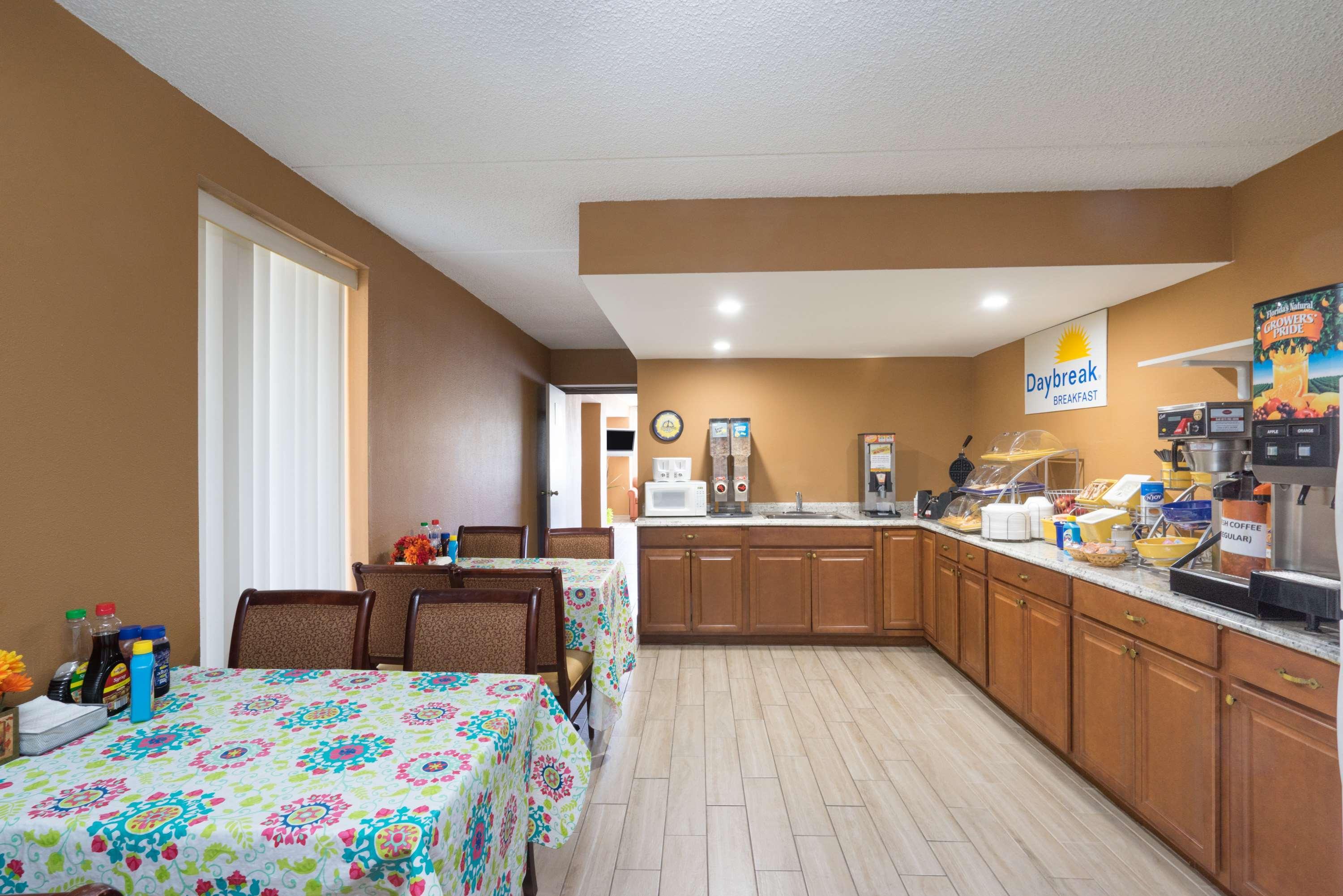 Days Inn By Wyndham Hurricane Mills Eksteriør bilde