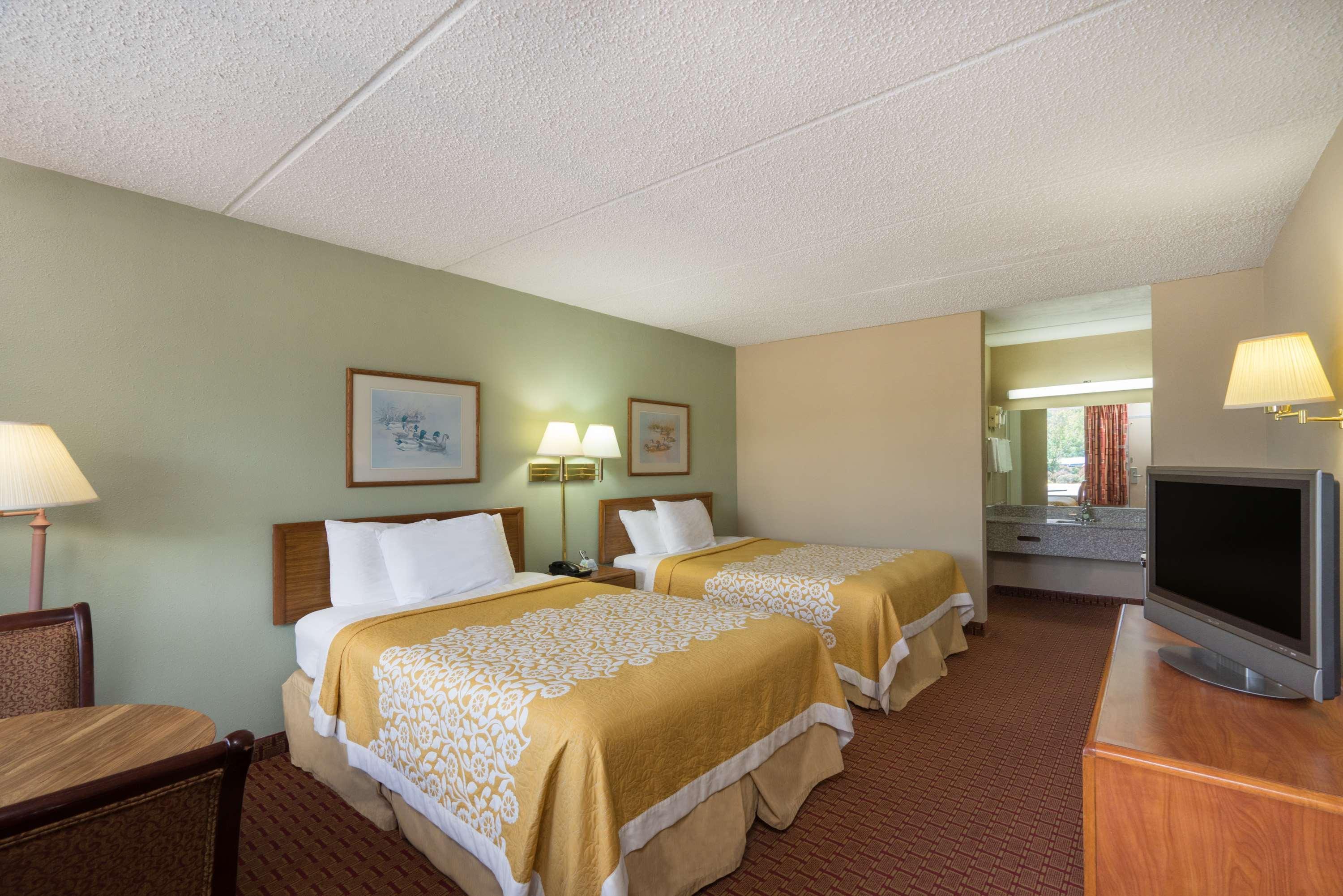 Days Inn By Wyndham Hurricane Mills Eksteriør bilde