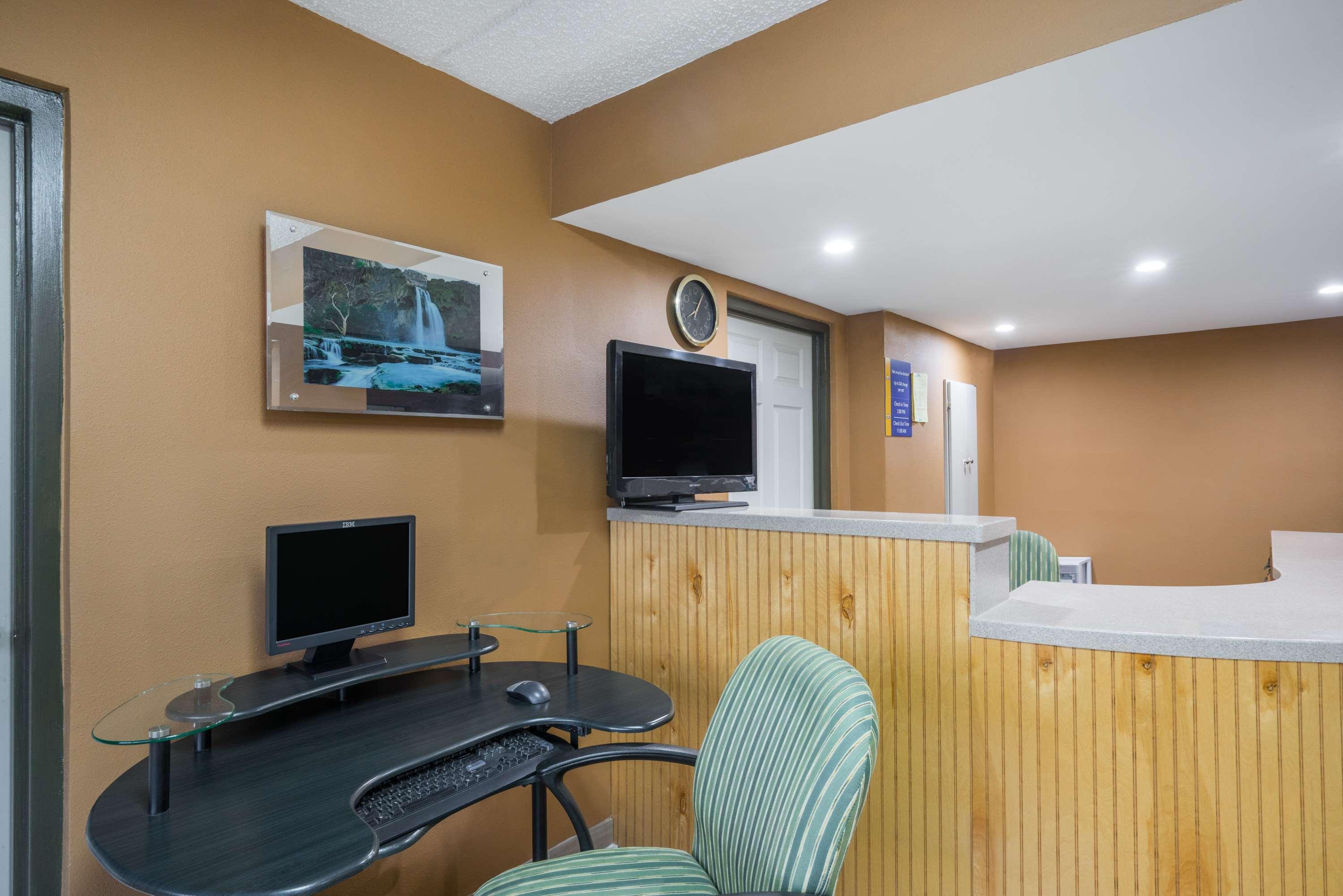Days Inn By Wyndham Hurricane Mills Eksteriør bilde