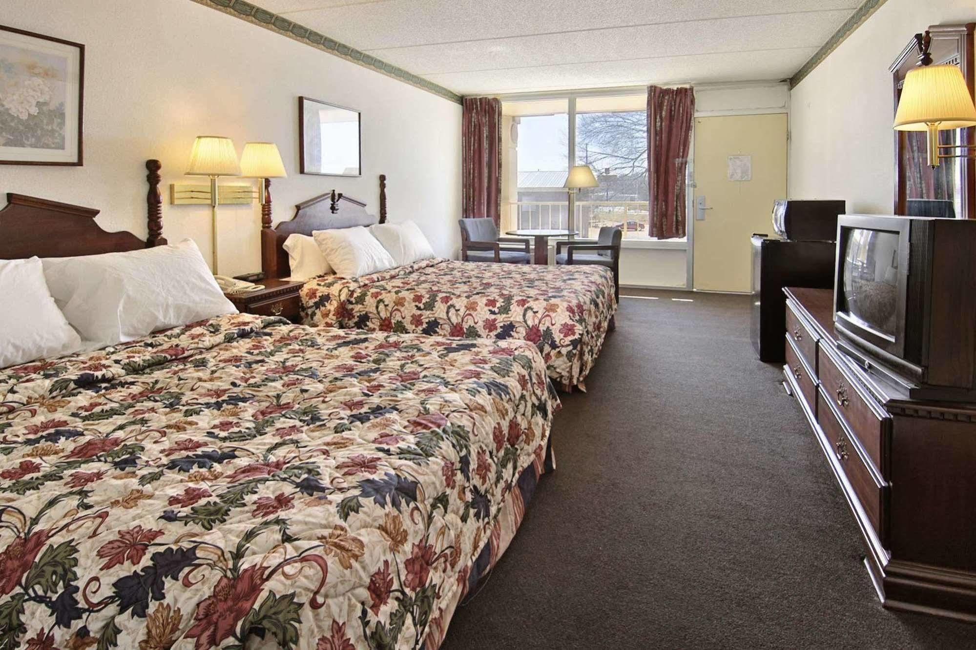 Days Inn By Wyndham Hurricane Mills Eksteriør bilde