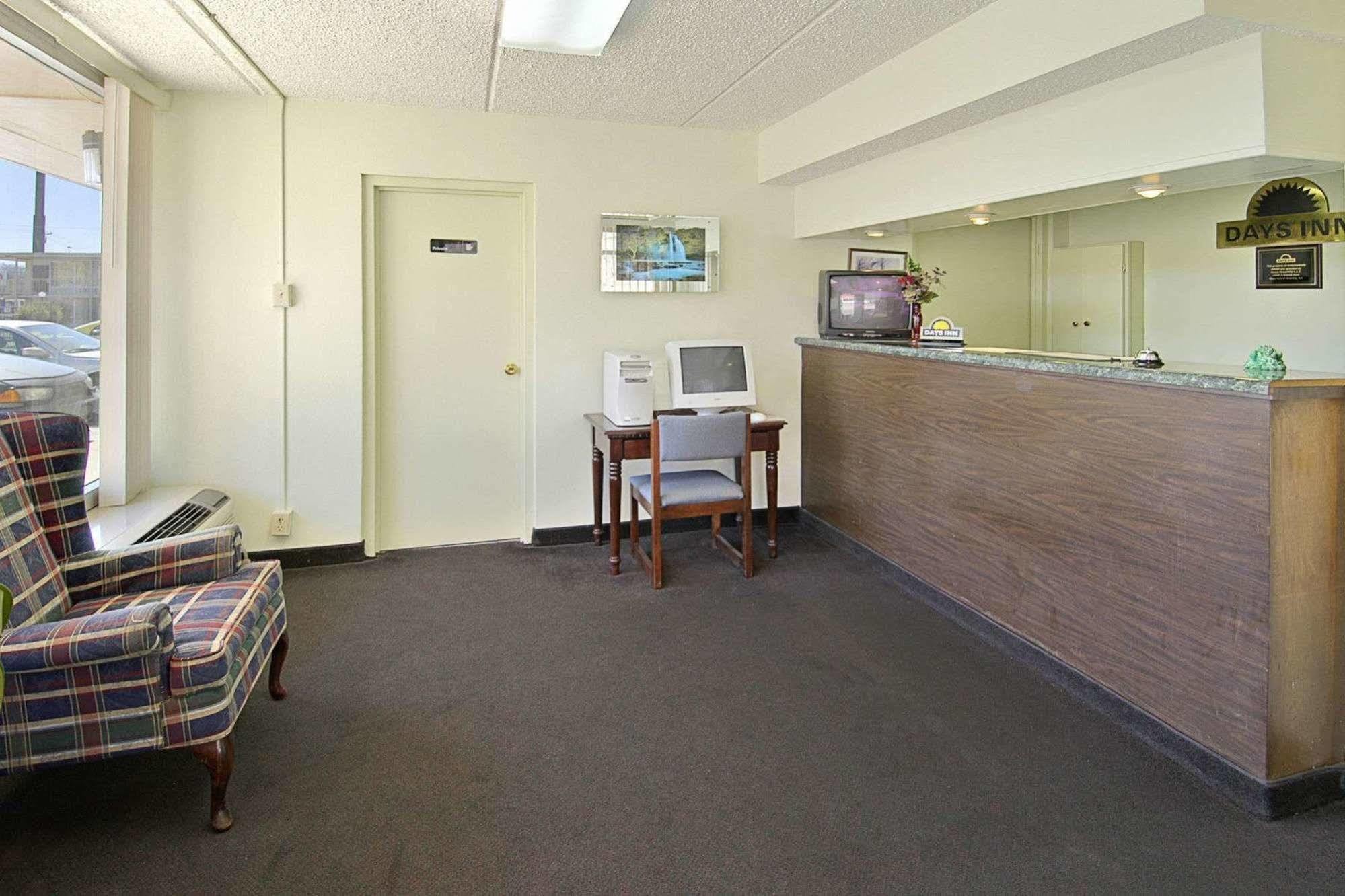 Days Inn By Wyndham Hurricane Mills Eksteriør bilde