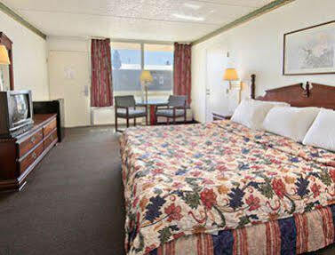 Days Inn By Wyndham Hurricane Mills Eksteriør bilde